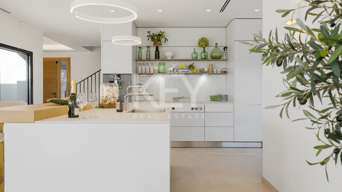 Contemporary villa on Marbella Golden Mile with sea views and private gated setting
