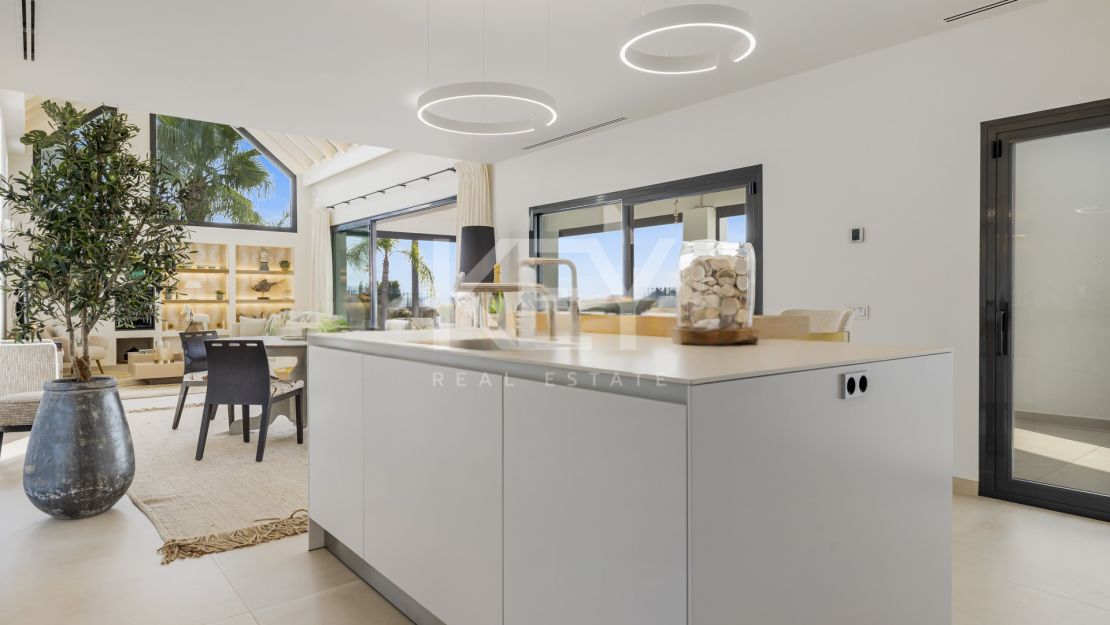 Contemporary villa on Marbella Golden Mile with sea views and private gated setting