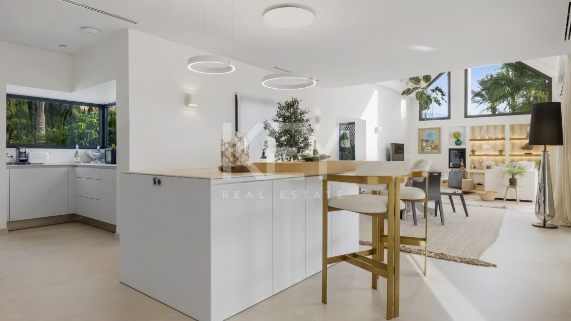 Contemporary villa on Marbella Golden Mile with sea views and private gated setting