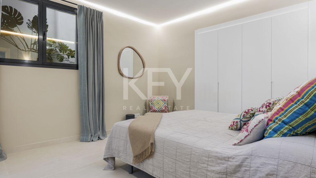 Contemporary villa on Marbella Golden Mile with sea views and private gated setting