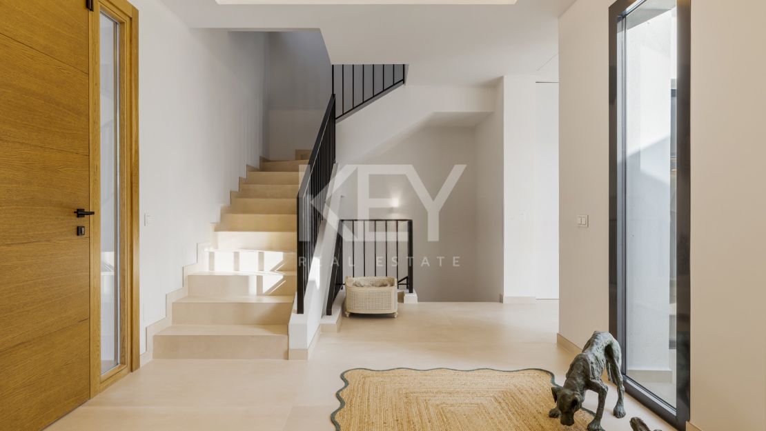 Contemporary villa on Marbella Golden Mile with sea views and private gated setting