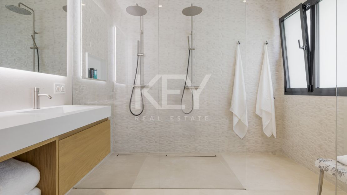 Contemporary villa on Marbella Golden Mile with sea views and private gated setting