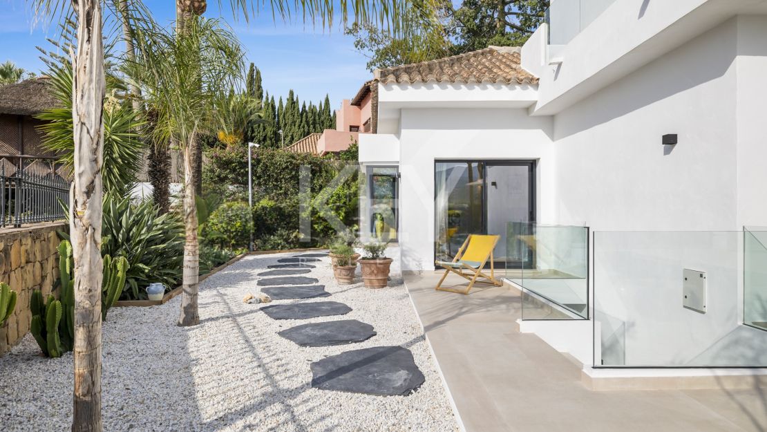 Contemporary villa on Marbella Golden Mile with sea views and private gated setting