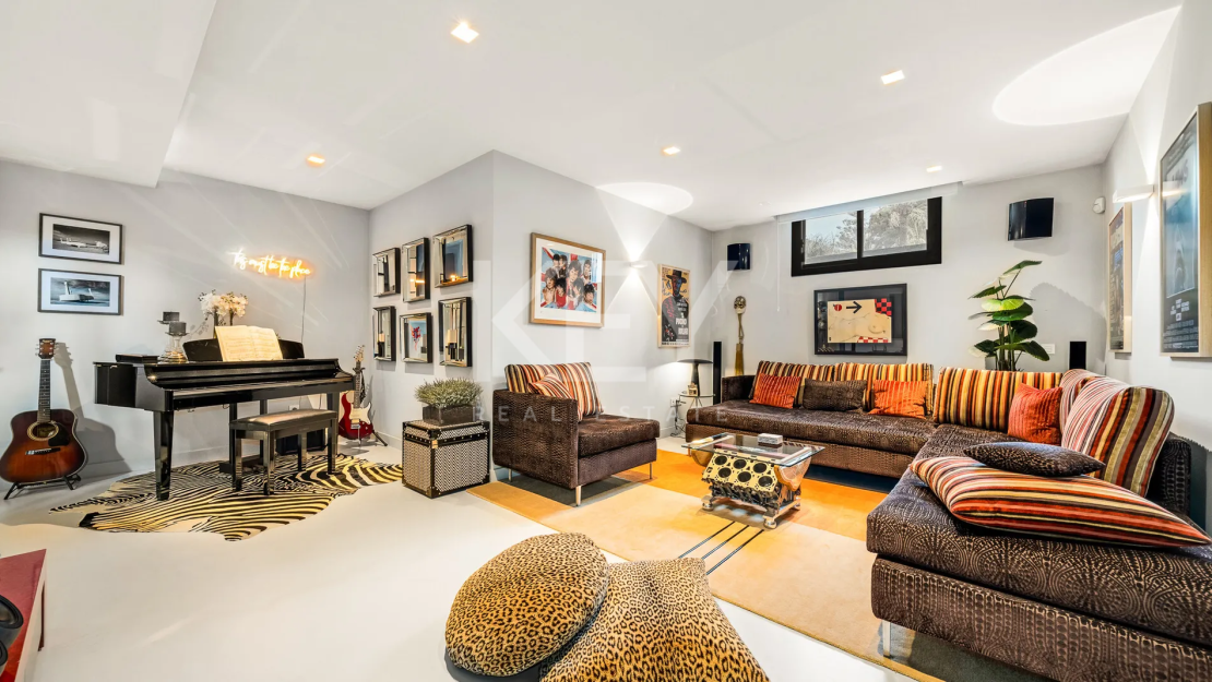 Beachside contemporary villa with guest house just steps from the sea in Marbella East