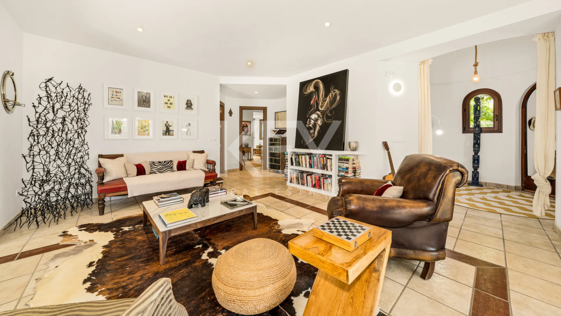 Beachside contemporary villa with guest house just steps from the sea in Marbella East