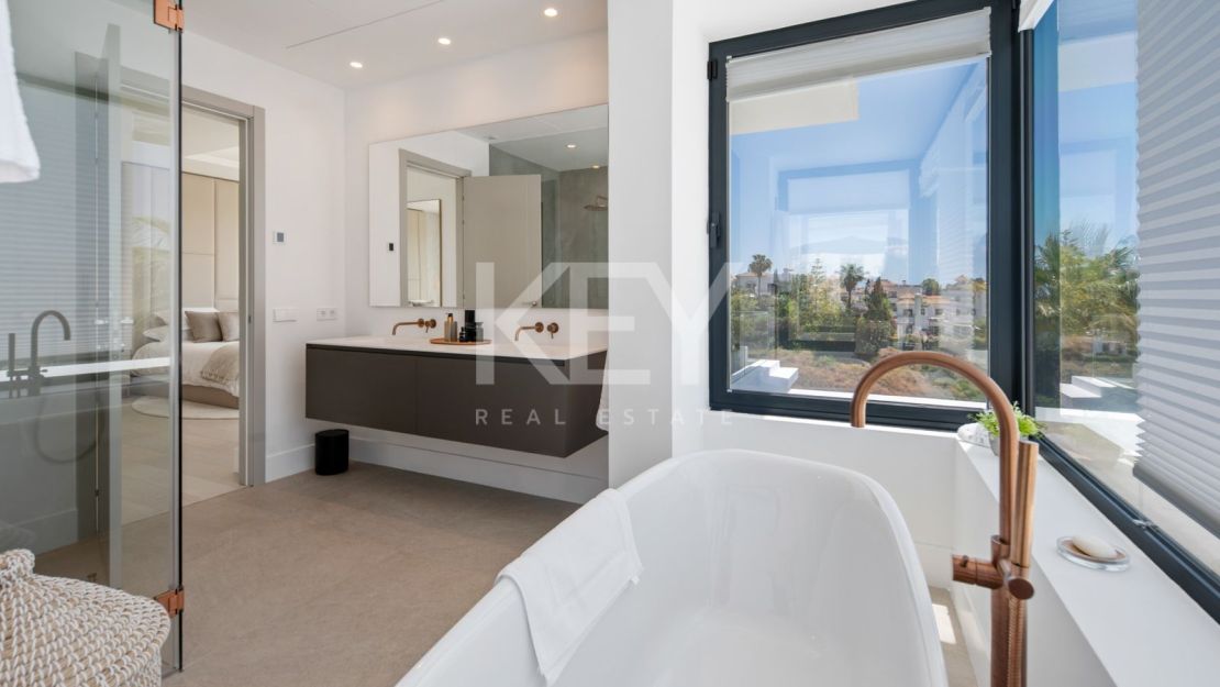 Contemporary villa with panoramic sea views in La Resina Golf, Estepona