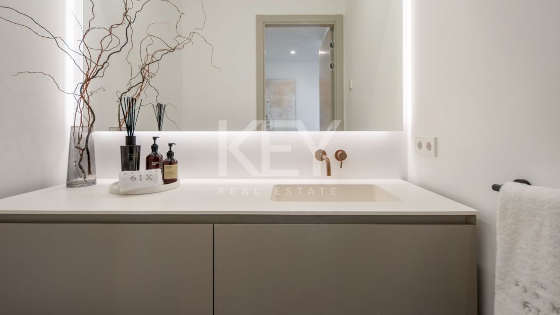 Contemporary villa with panoramic sea views in La Resina Golf, Estepona