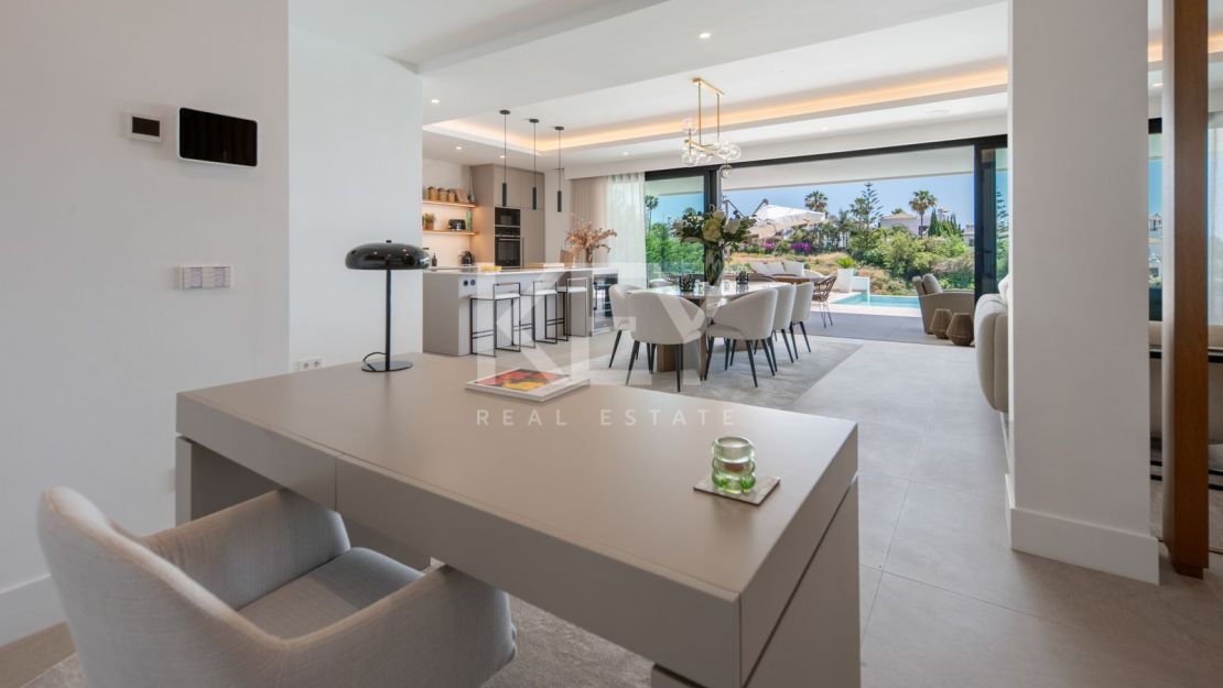 Contemporary villa with panoramic sea views in La Resina Golf, Estepona