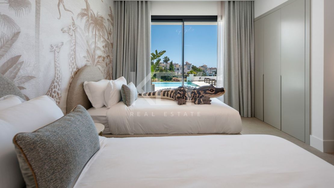 Contemporary villa with panoramic sea views in La Resina Golf, Estepona