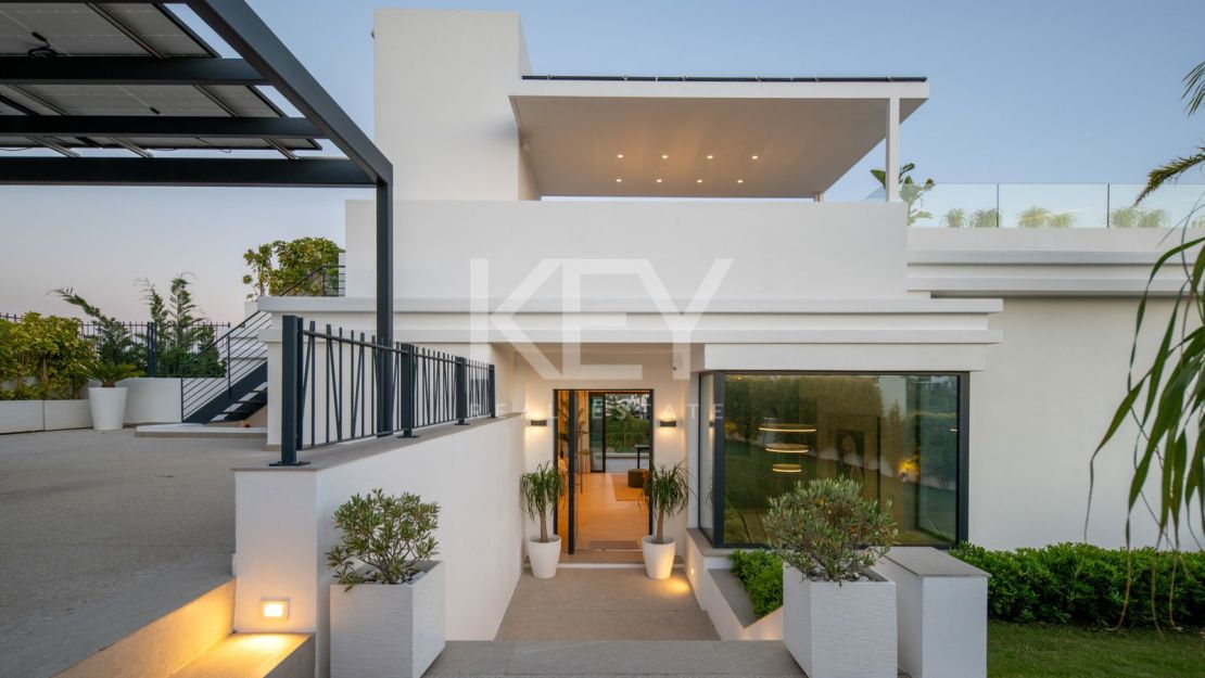 Contemporary villa with panoramic sea views in La Resina Golf, Estepona