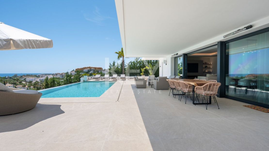 Contemporary villa with panoramic sea views in La Resina Golf, Estepona