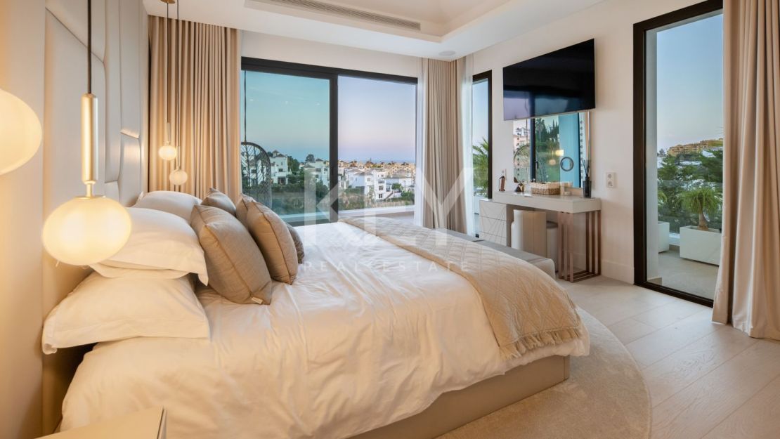 Contemporary villa with panoramic sea views in La Resina Golf, Estepona