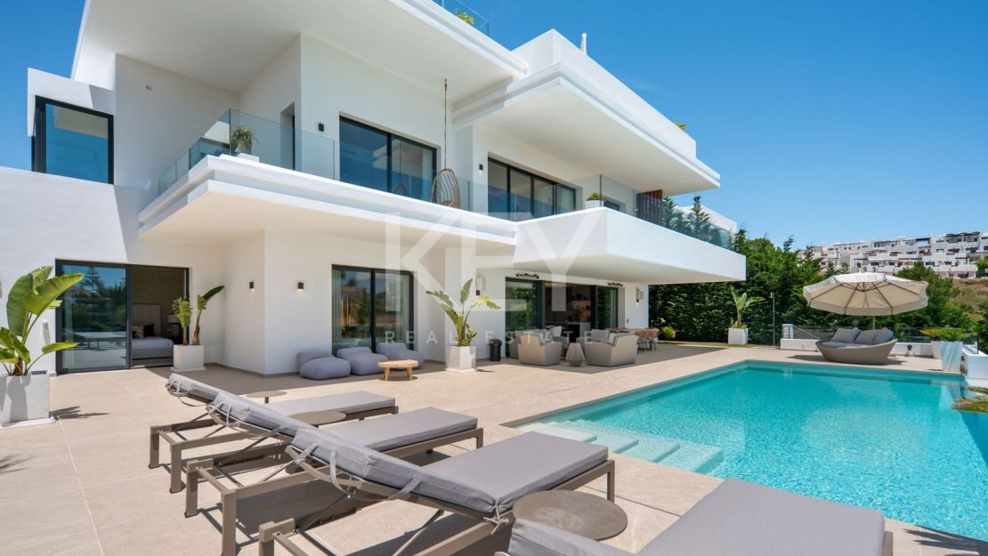 Contemporary villa with panoramic sea views in La Resina Golf, Estepona