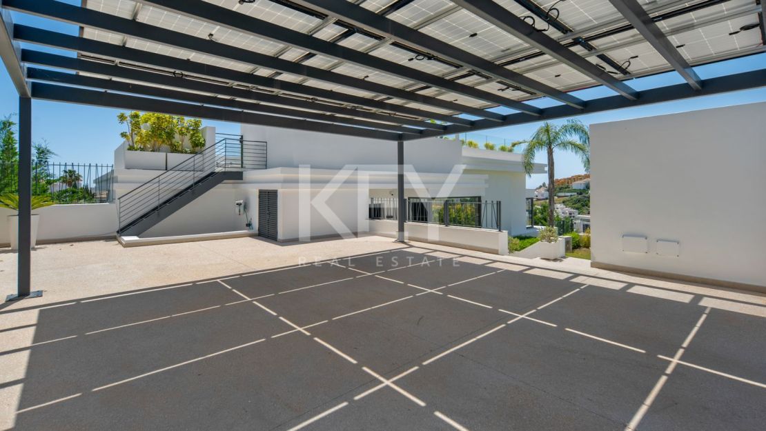 Contemporary villa with panoramic sea views in La Resina Golf, Estepona