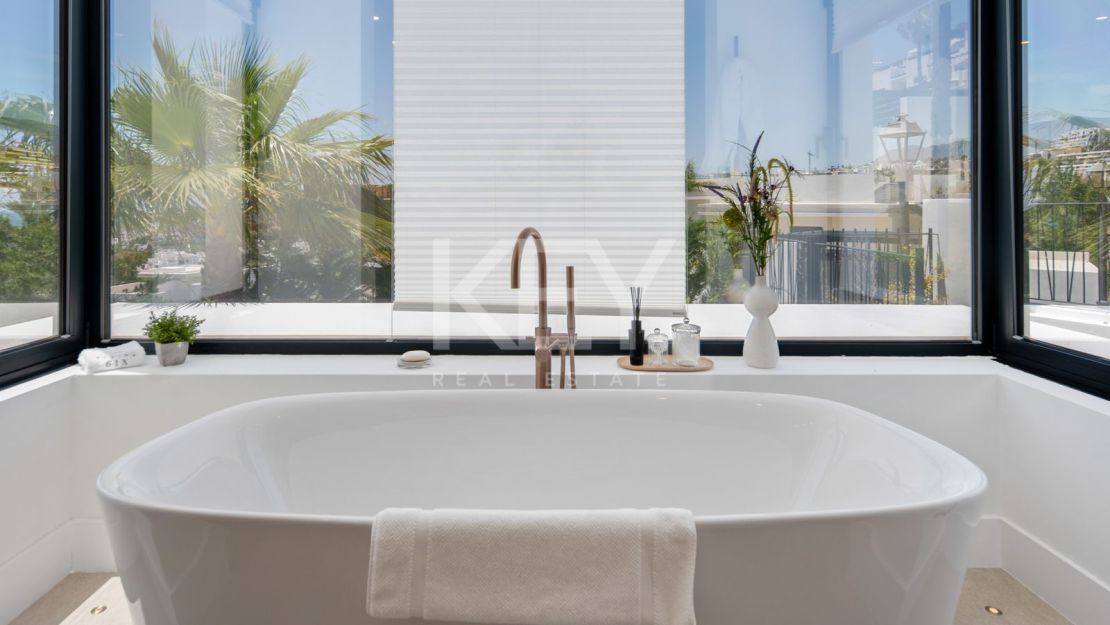 Contemporary villa with panoramic sea views in La Resina Golf, Estepona