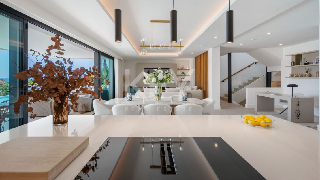 Contemporary villa with panoramic sea views in La Resina Golf, Estepona
