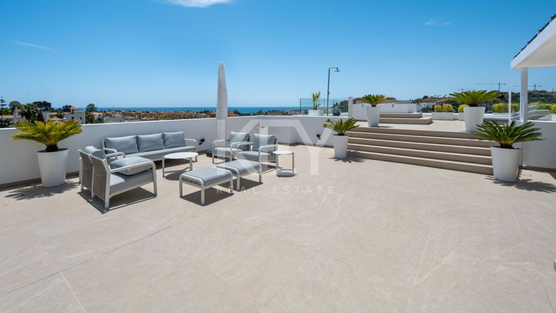 Contemporary villa with panoramic sea views in La Resina Golf, Estepona