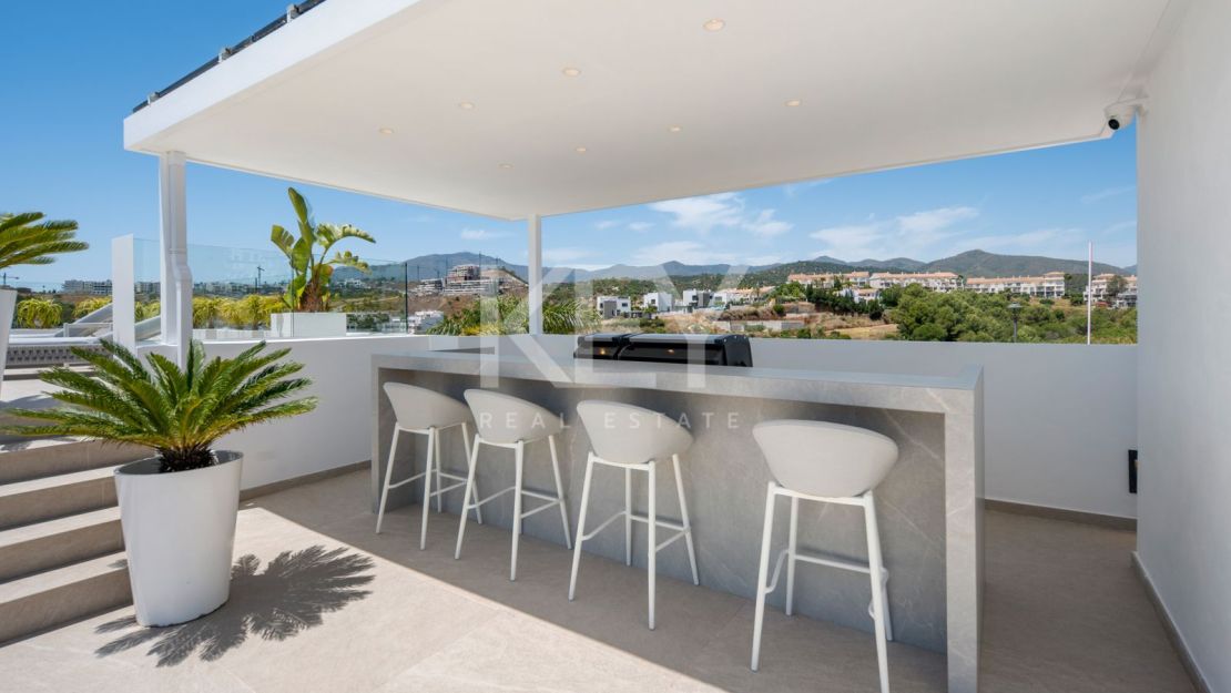 Contemporary villa with panoramic sea views in La Resina Golf, Estepona