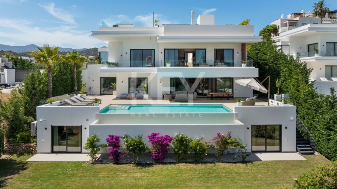 Contemporary villa with panoramic sea views in La Resina Golf, Estepona