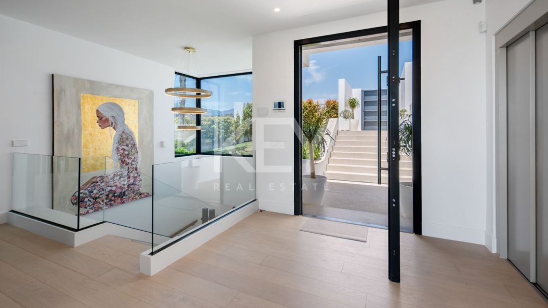 Contemporary villa with panoramic sea views in La Resina Golf, Estepona