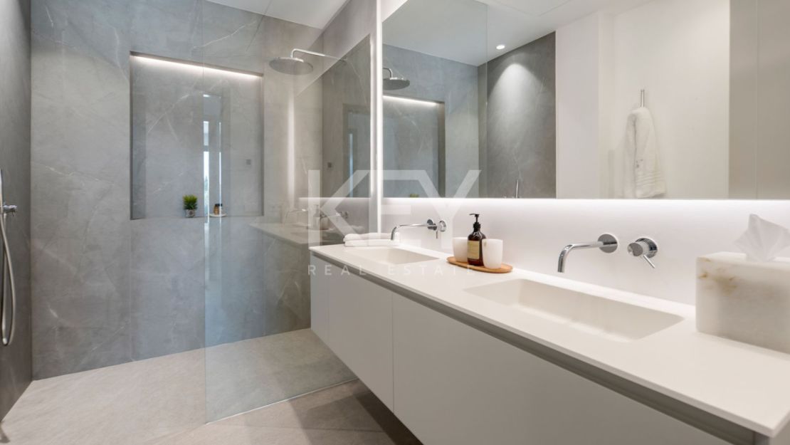 Contemporary villa with panoramic sea views in La Resina Golf, Estepona
