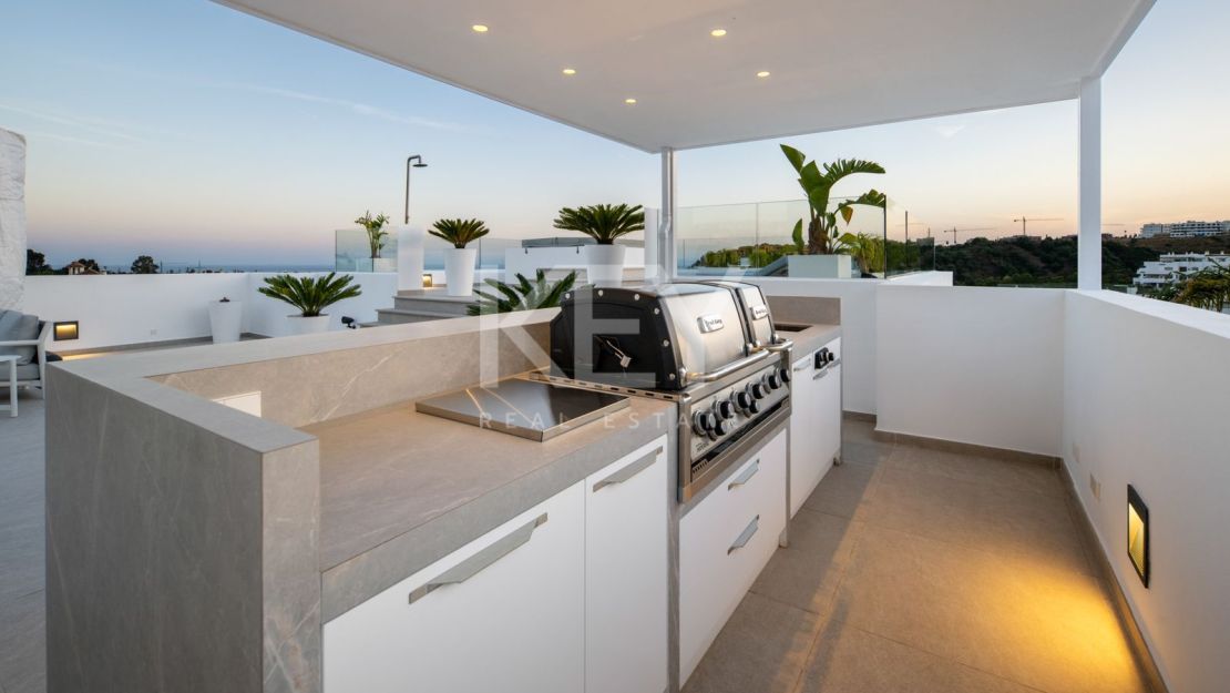 Contemporary villa with panoramic sea views in La Resina Golf, Estepona