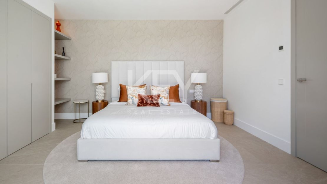 Contemporary villa with panoramic sea views in La Resina Golf, Estepona