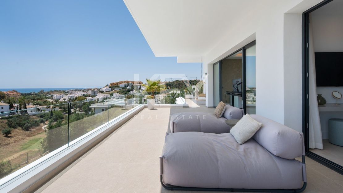 Contemporary villa with panoramic sea views in La Resina Golf, Estepona