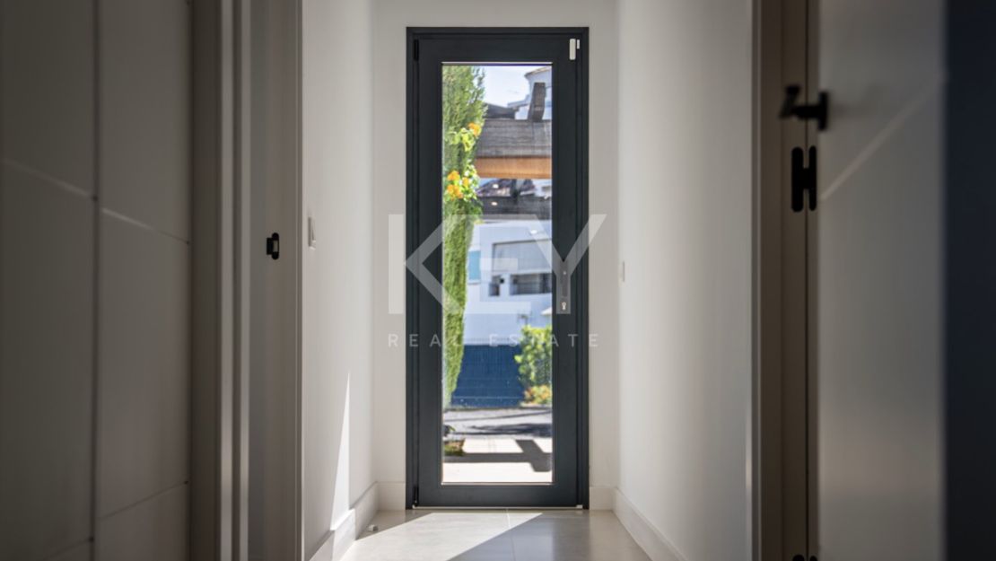 Elevated sea-view villa in Benahavís close to Marbella and golf courses