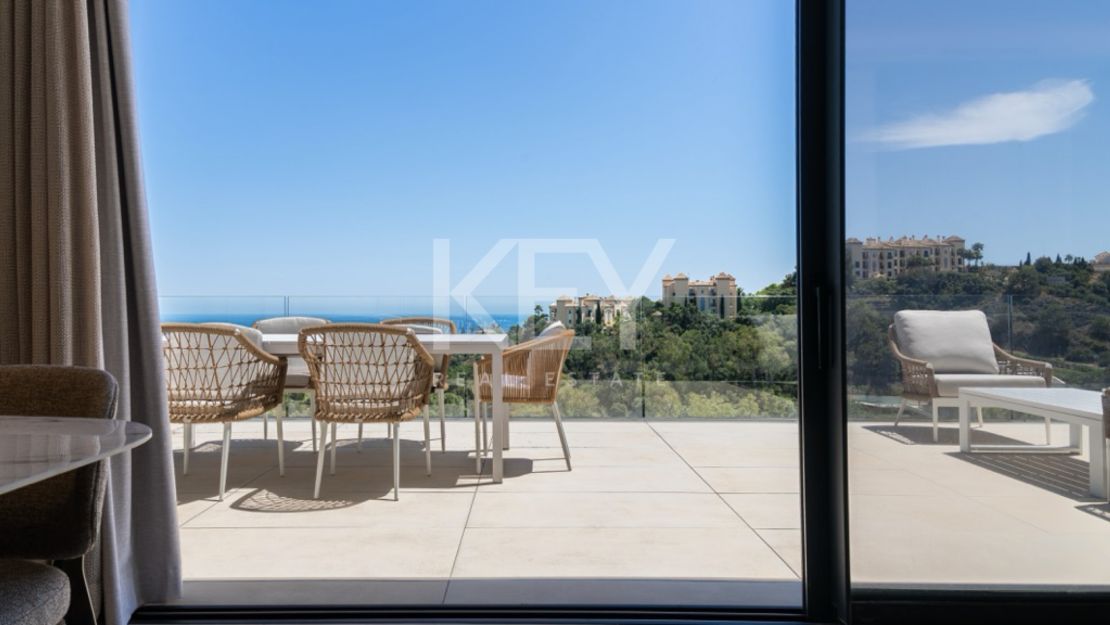 Elevated sea-view villa in Benahavís close to Marbella and golf courses