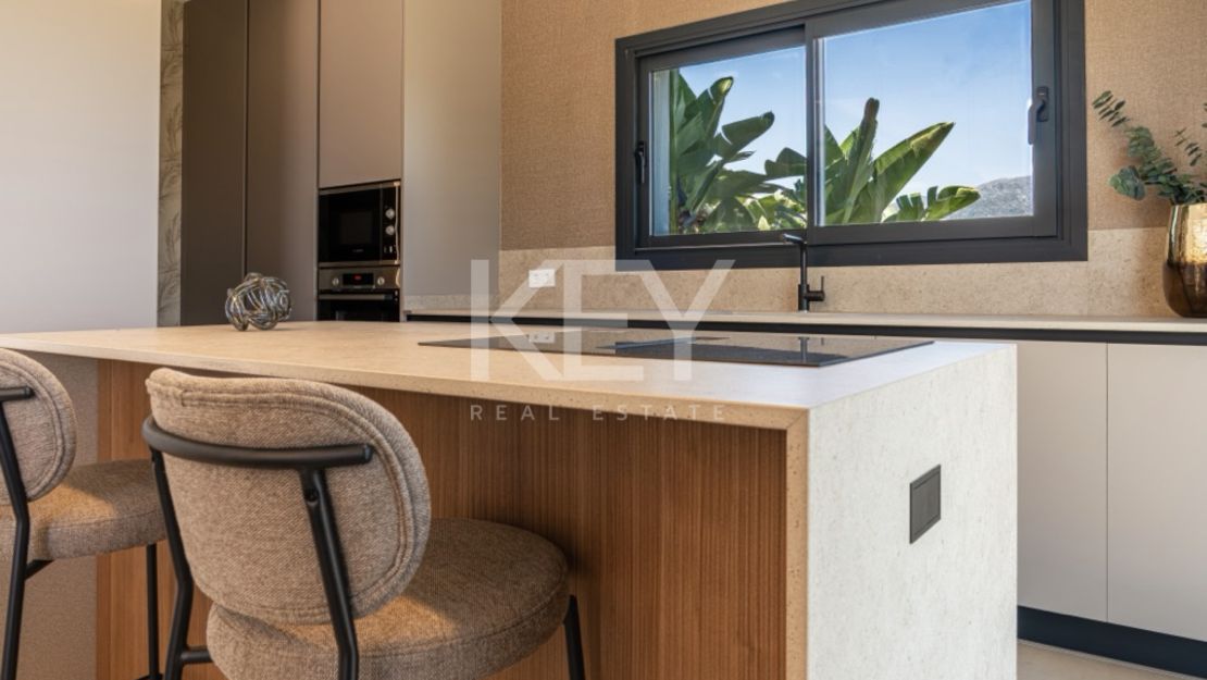 Elevated sea-view villa in Benahavís close to Marbella and golf courses