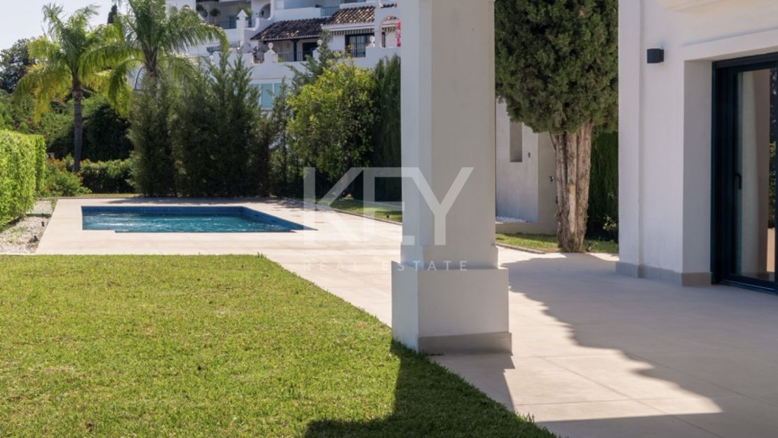 Elevated sea-view villa in Benahavís close to Marbella and golf courses