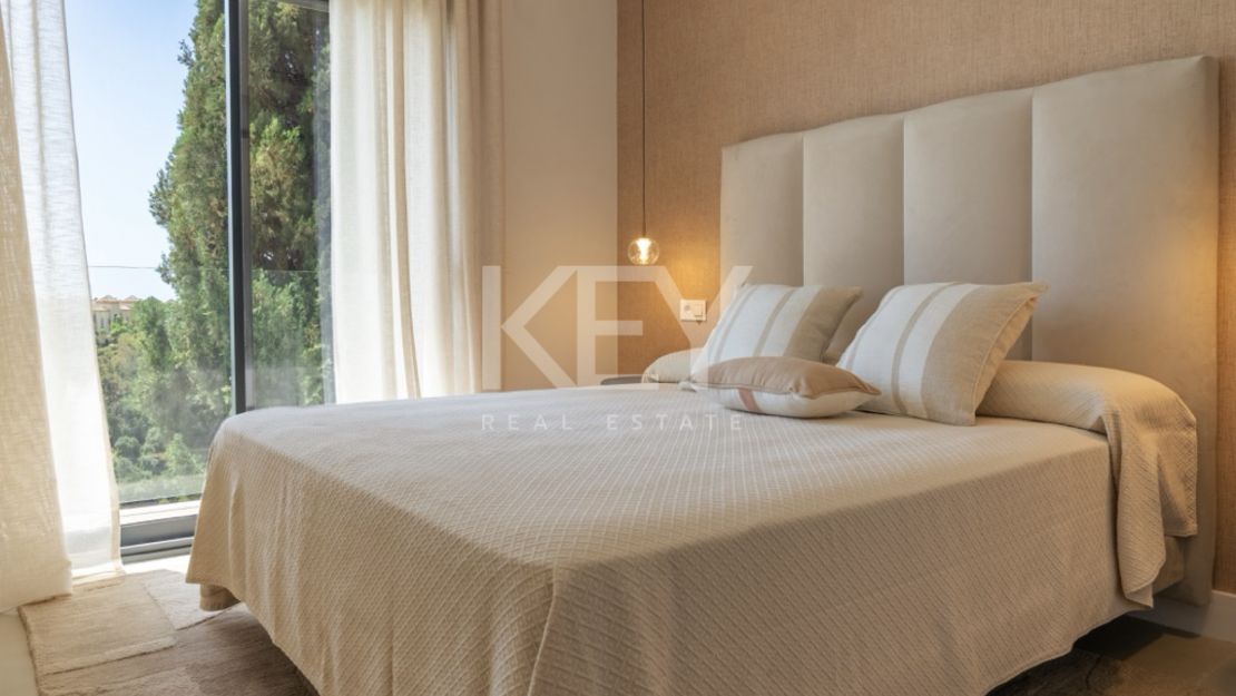 Elevated sea-view villa in Benahavís close to Marbella and golf courses