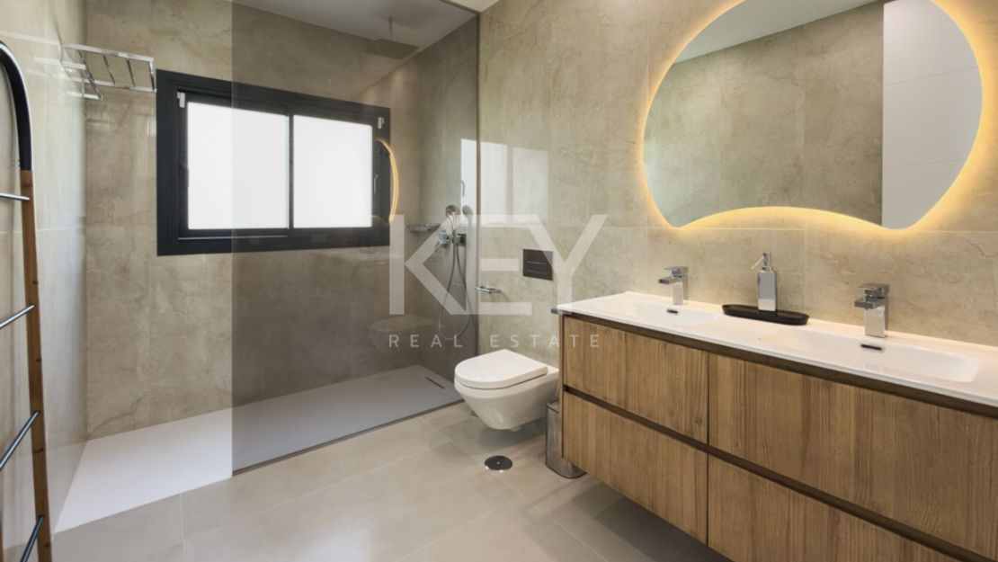 Elevated sea-view villa in Benahavís close to Marbella and golf courses