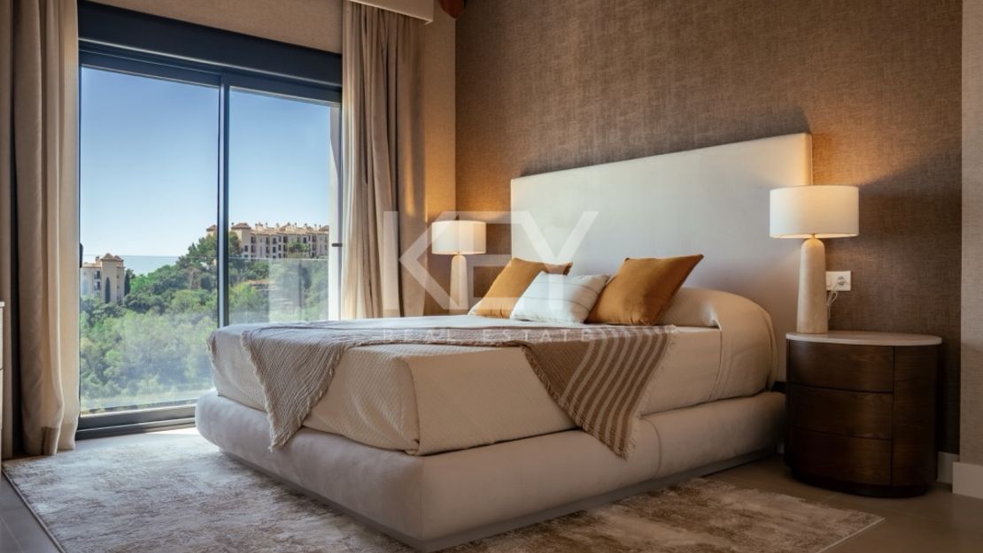Elevated sea-view villa in Benahavís close to Marbella and golf courses