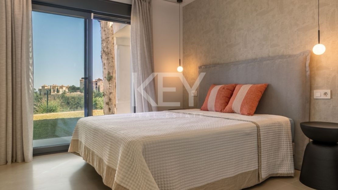 Elevated sea-view villa in Benahavís close to Marbella and golf courses