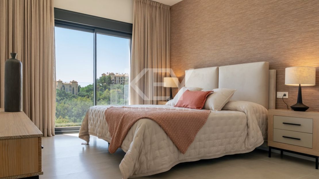 Elevated sea-view villa in Benahavís close to Marbella and golf courses