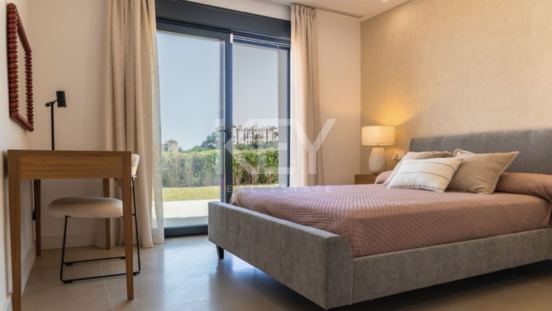 Elevated sea-view villa in Benahavís close to Marbella and golf courses