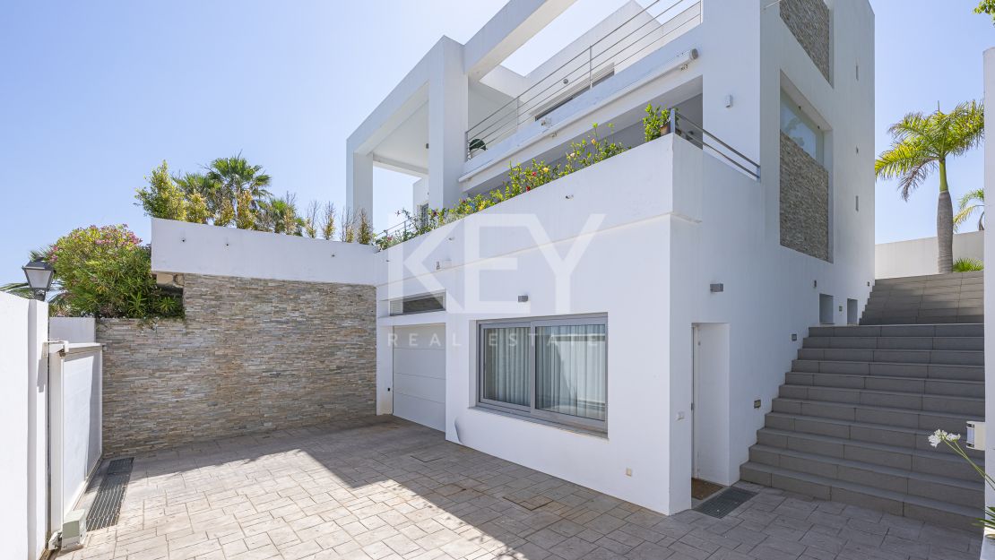 Contemporary villa with panoramic sea views for rent in Benahavís