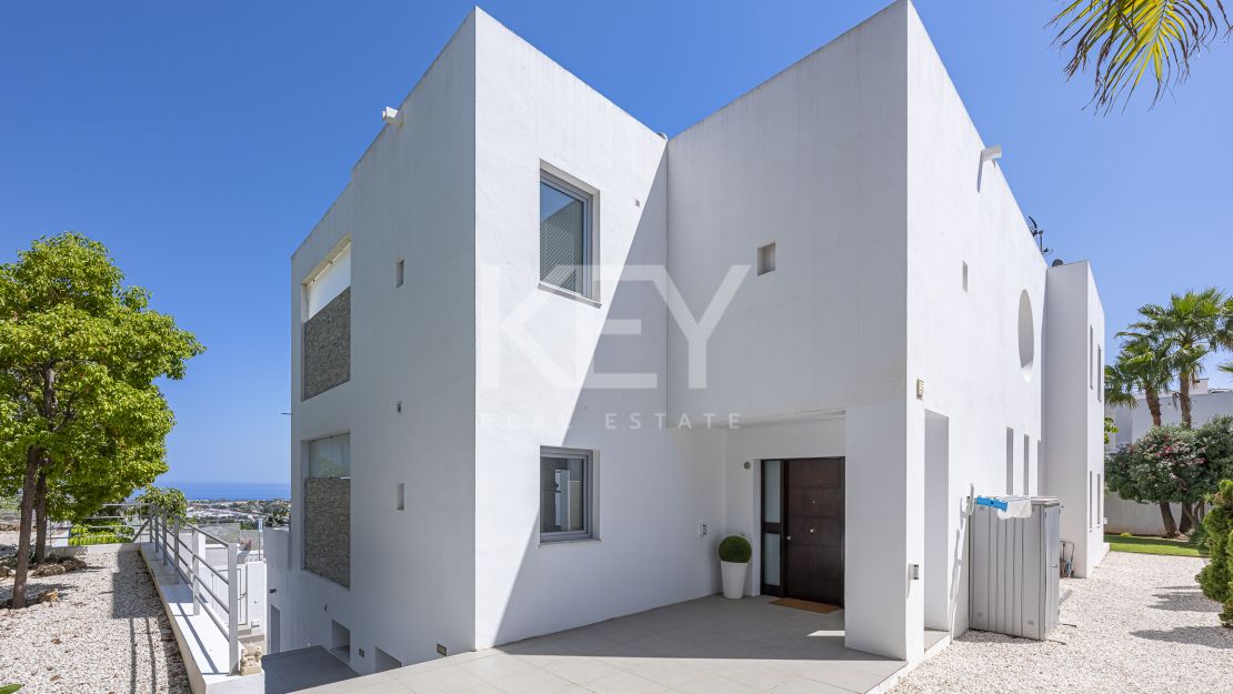 Contemporary villa with panoramic sea views for rent in Benahavís