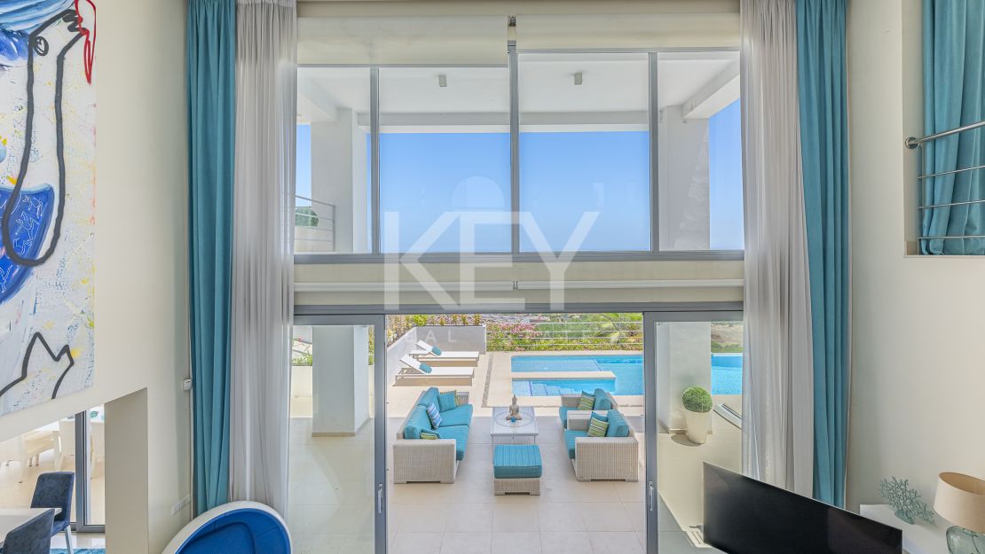 Contemporary villa with panoramic sea views for rent in Benahavís