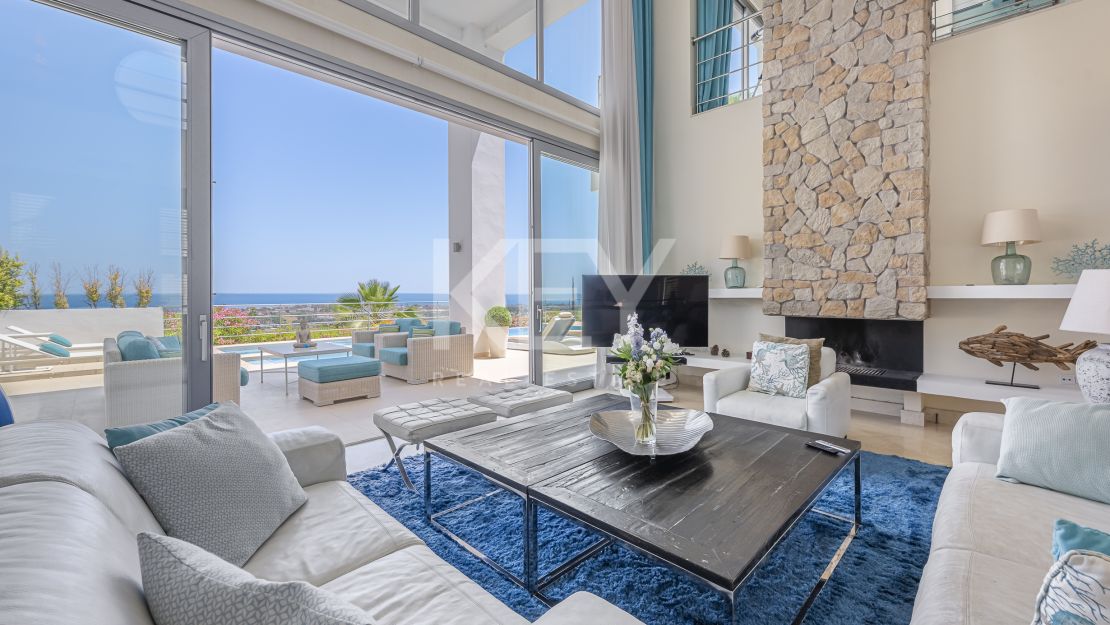 Contemporary villa with panoramic sea views for rent in Benahavís
