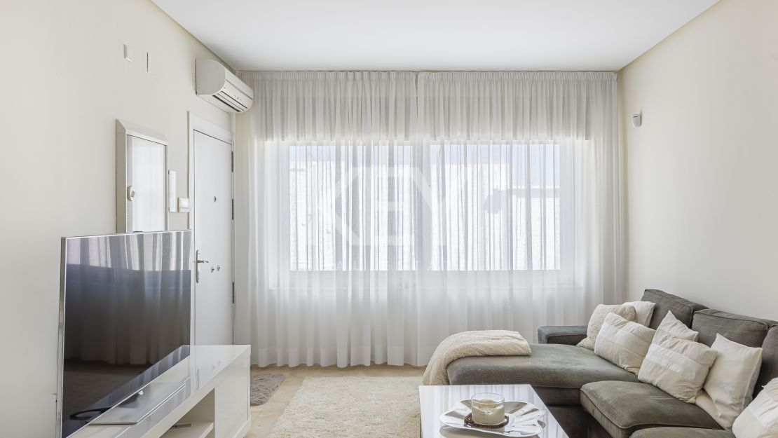 Contemporary villa with panoramic sea views for rent in Benahavís