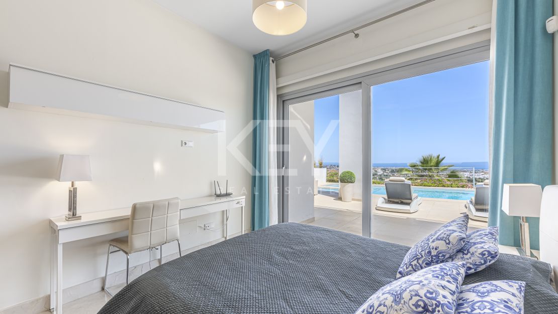 Contemporary villa with panoramic sea views for rent in Benahavís