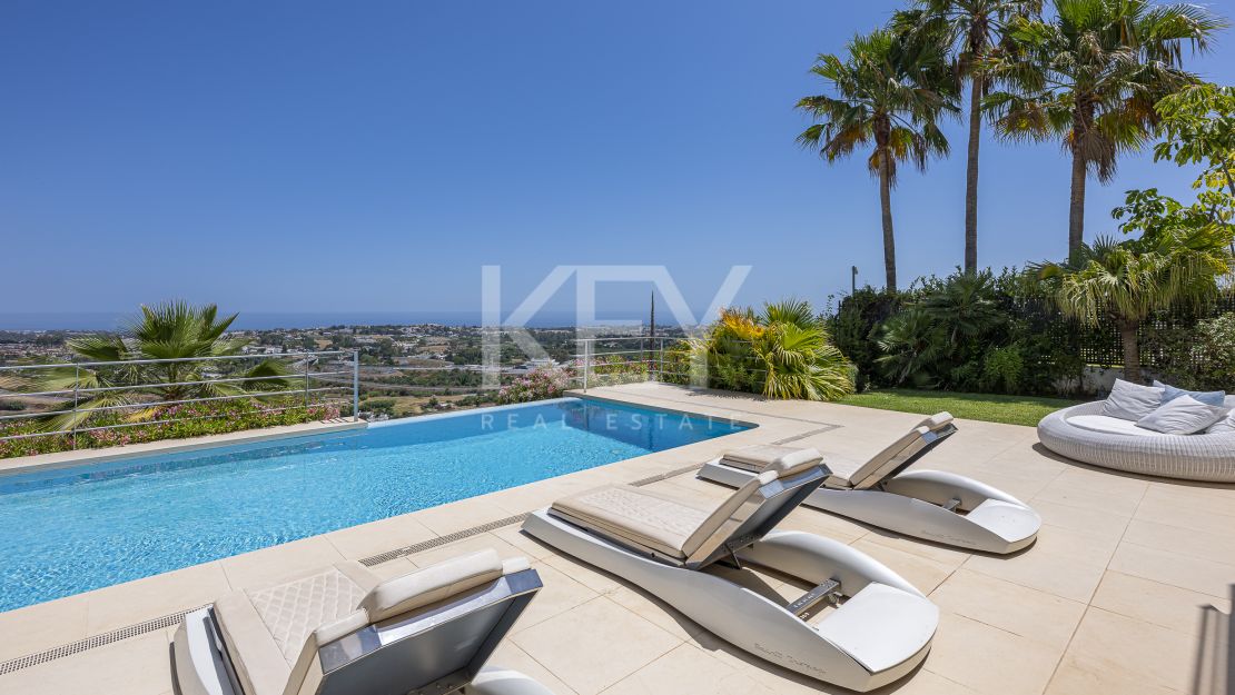 Contemporary villa with panoramic sea views for rent in Benahavís