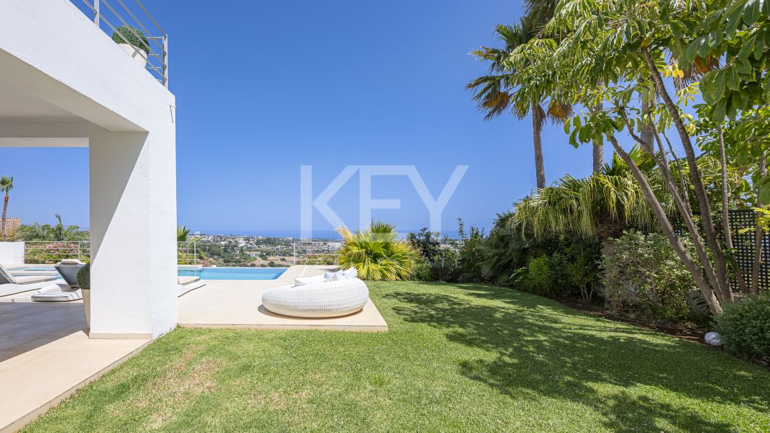 Contemporary villa with panoramic sea views for rent in Benahavís