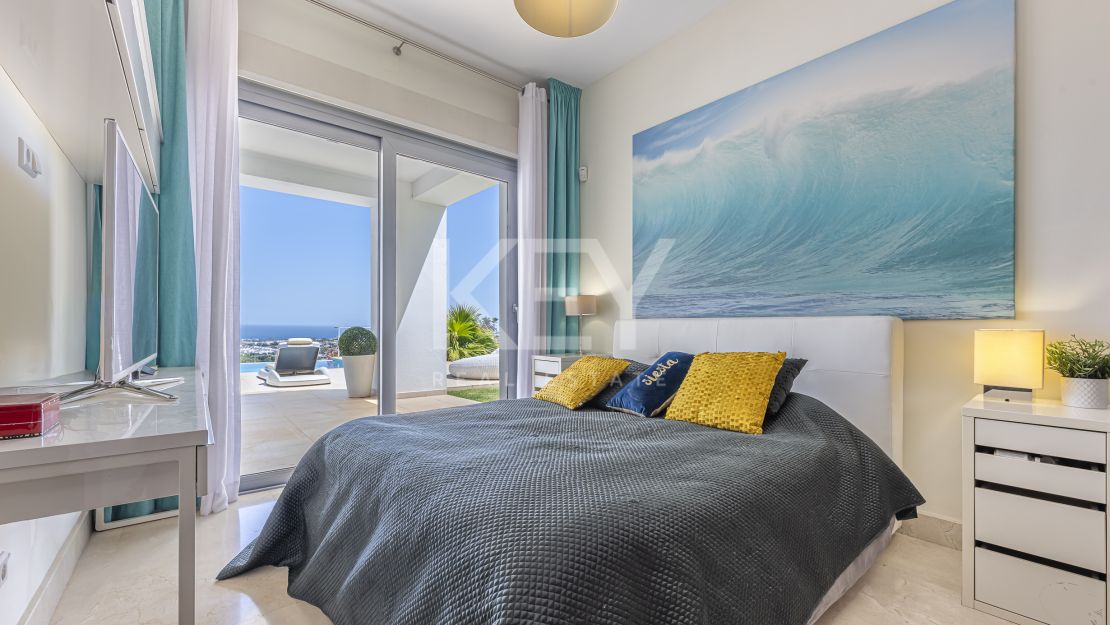 Contemporary villa with panoramic sea views for rent in Benahavís