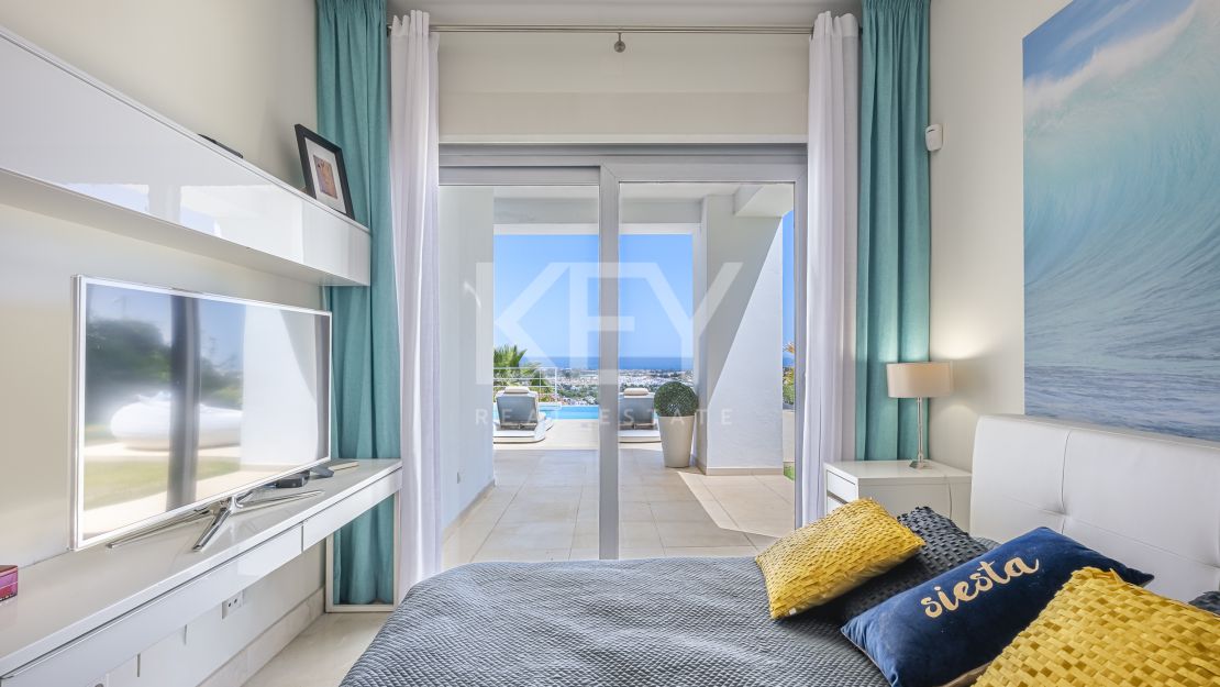 Contemporary villa with panoramic sea views for rent in Benahavís