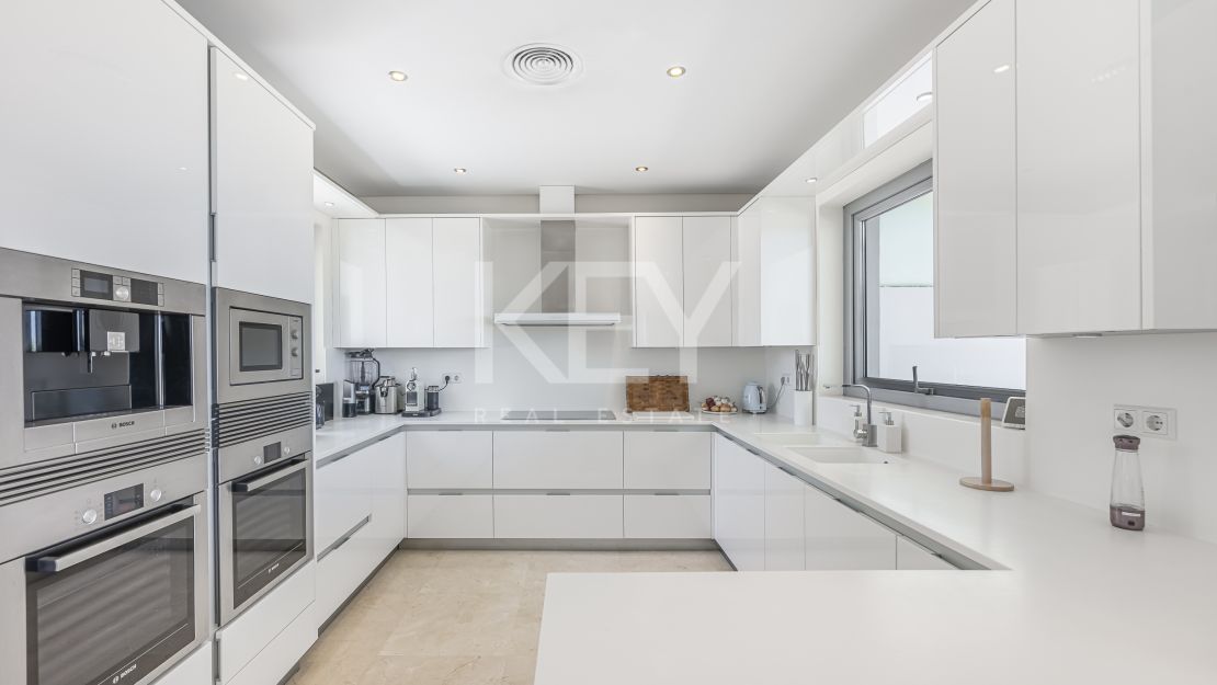 Contemporary villa with panoramic sea views for rent in Benahavís