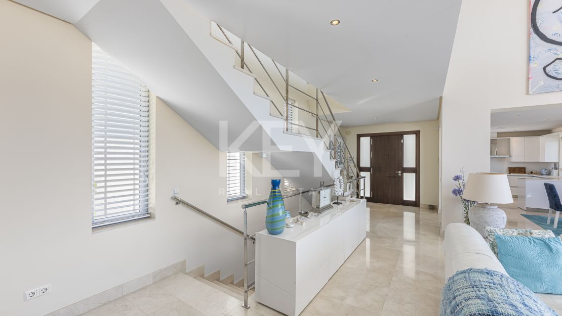 Contemporary villa with panoramic sea views for rent in Benahavís
